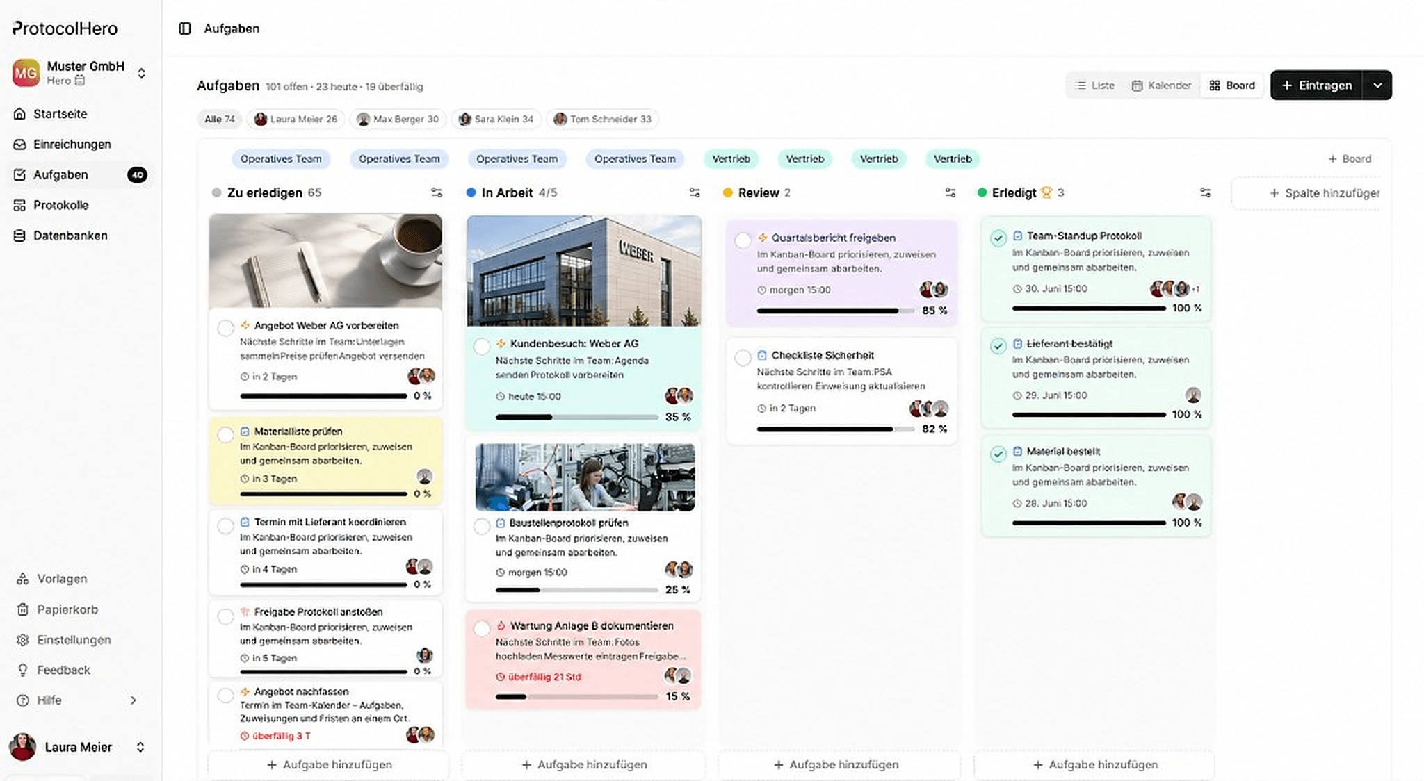 Screenshot der Board-Ansicht der Aufgaben in ProtocolHero mit frei benennbaren Spalten, Team-Labels, mehreren Zuweisungen, Fortschrittsbalken und Fälligkeiten