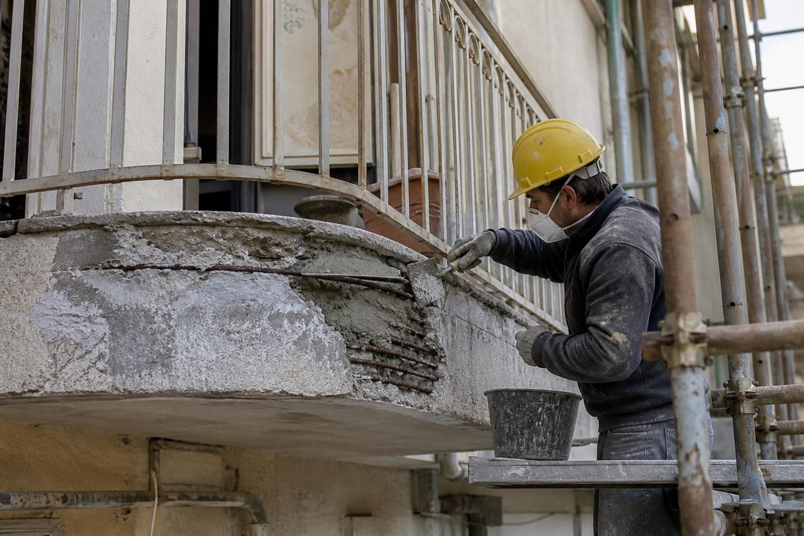Sanierer bessert die Betonplatte eines Balkons aus