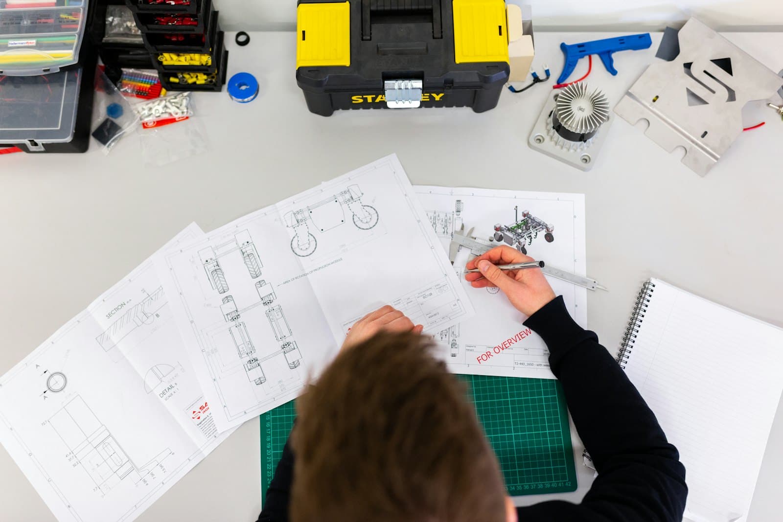 Sachverständiger erstellt eine technische Zeichnung am Arbeitsplatz