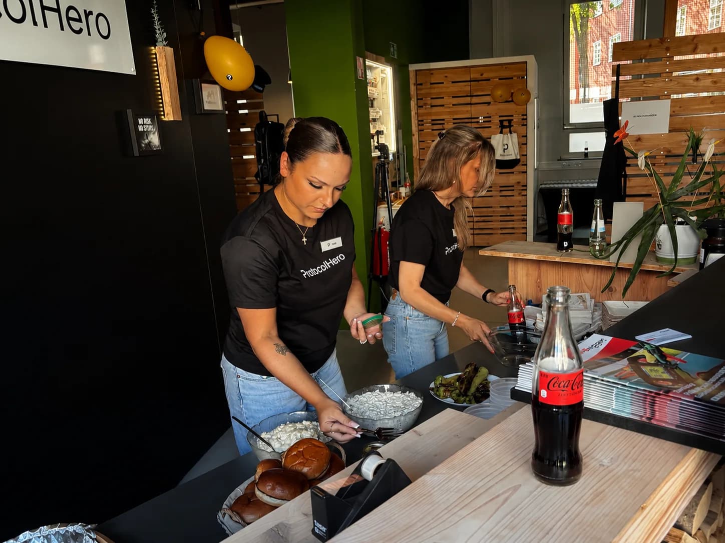 Zwei Teammitglieder richten das Buffet am neuen Standort an