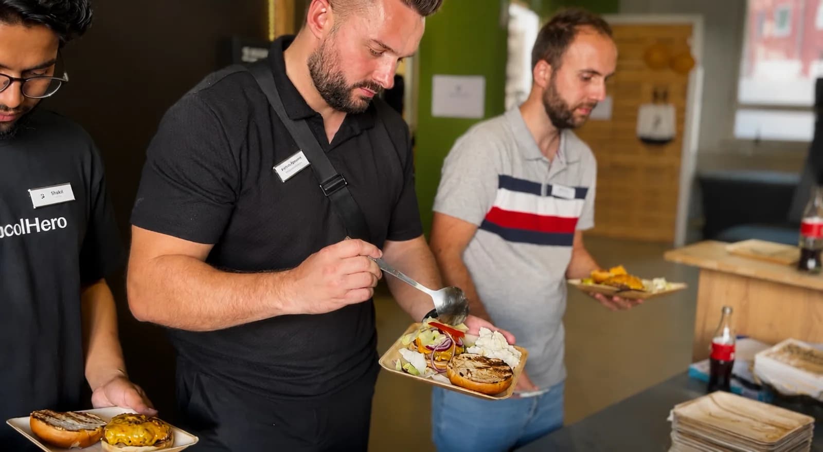 Gäste und Team beim gemeinsamen Mittagessen
