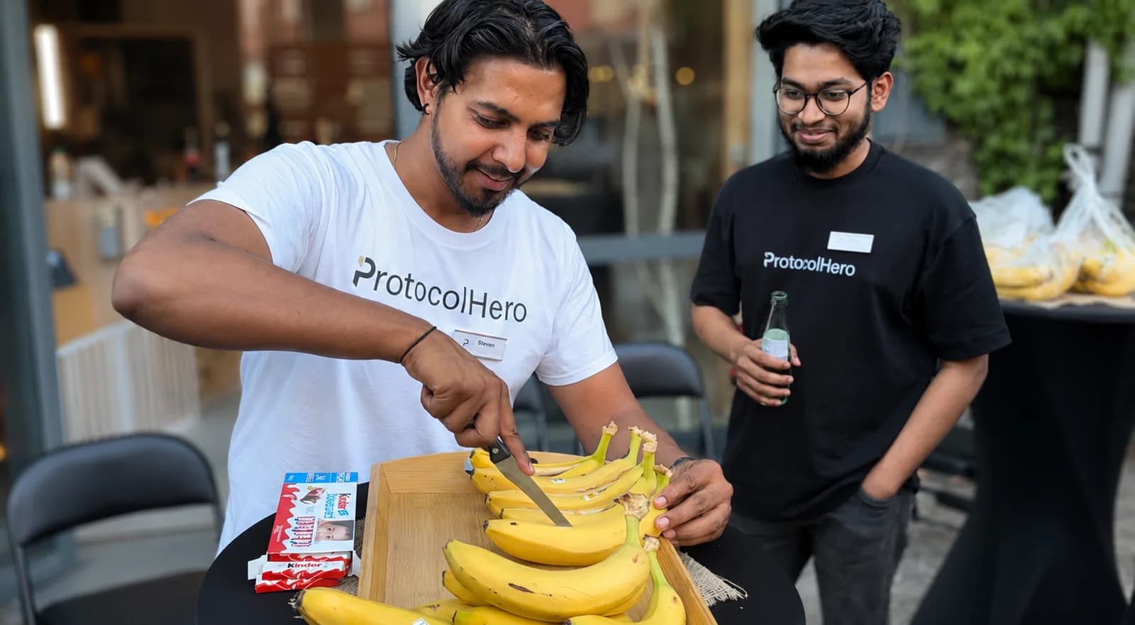 Zwei Teammitglieder bereiten gemeinsam das Essen im Innenhof vor
