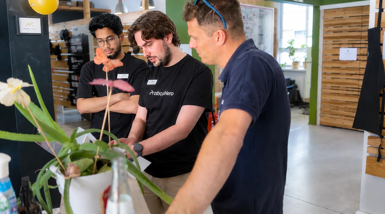 ProtocolHero Team zeigt einem Gast eine praktische Anwendung