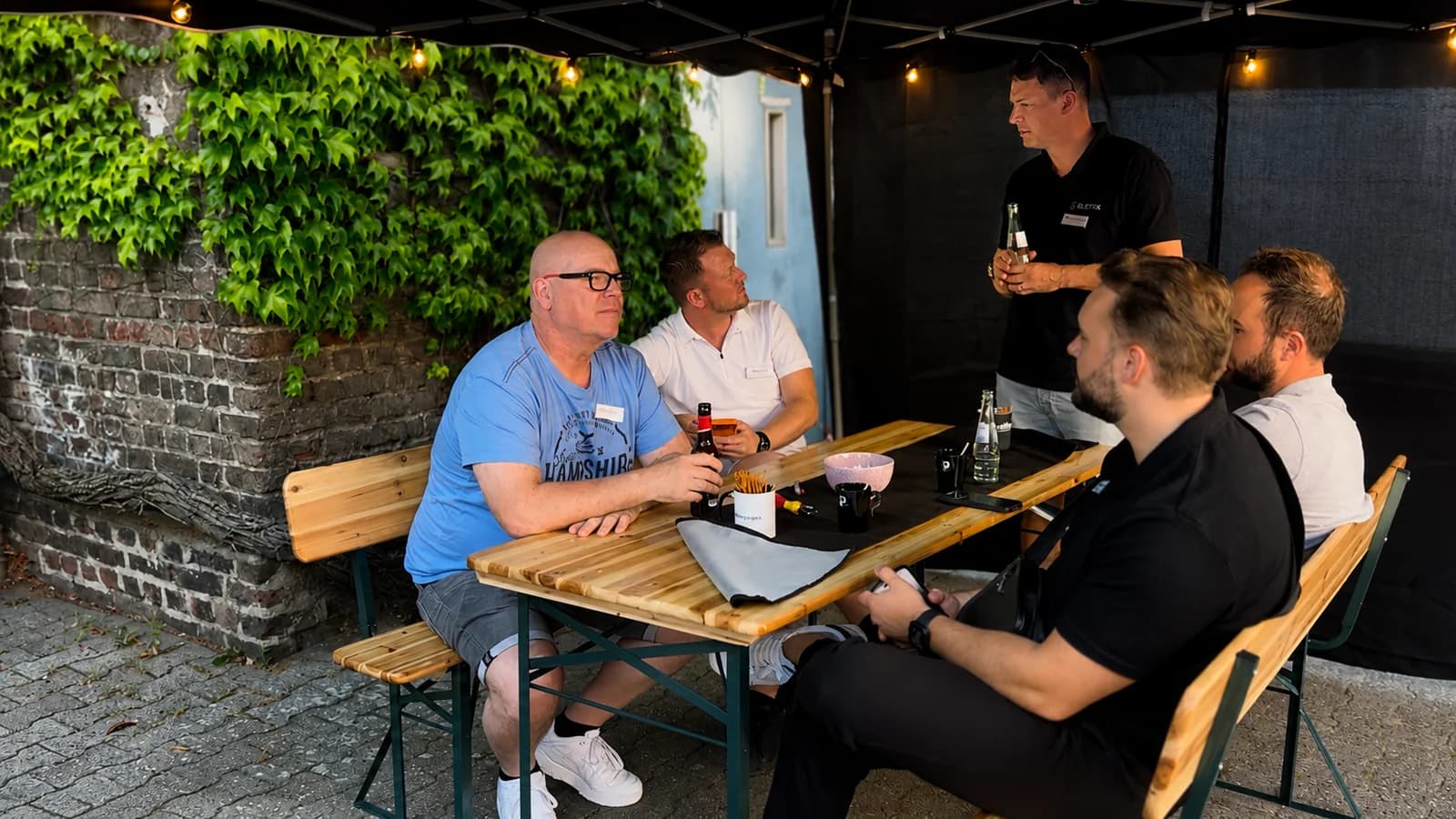 Gäste tauschen sich im Innenhof des ProtocolHero Standorts aus
