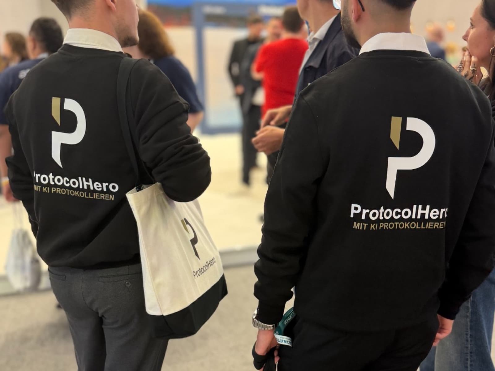 ProtocolHero Team von hinten auf einer Messe in branded Hoodies