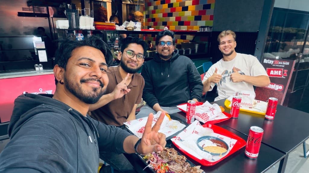 Vier ProtocolHero Teammitglieder beim gemeinsamen Mittagessen im Döner-Restaurant