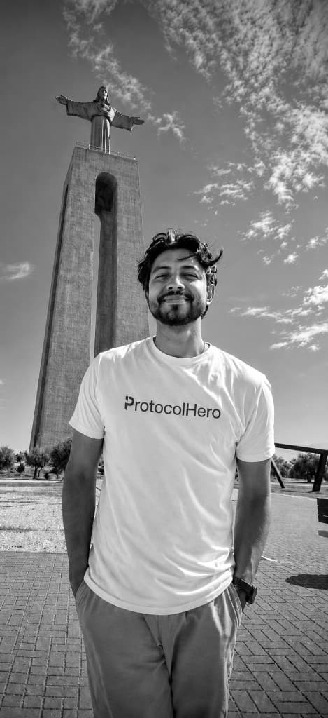 Gründer von ProtocolHero vor einem Denkmal