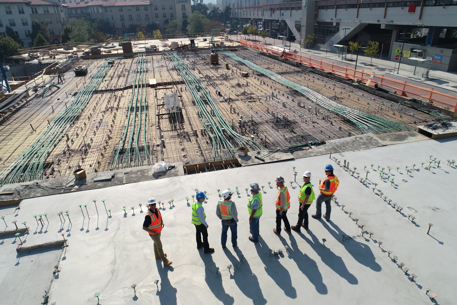 Baustelle mit Bauarbeitern aus der Vogelperspektive